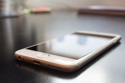 iphone-table-white-pixa