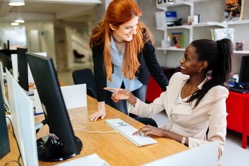 Businesswoman supervising employee 3H8KJUE