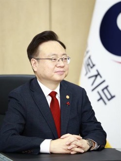 Minister of Health and Welfare Cho Kyoo-hong